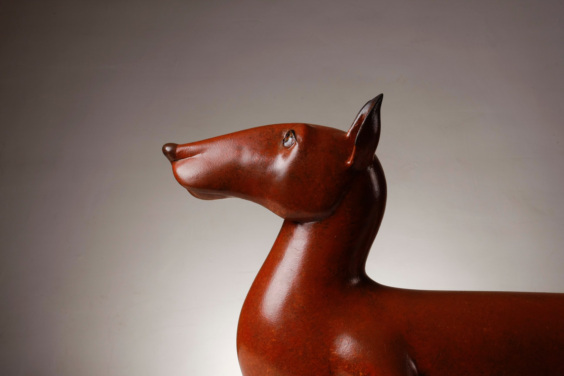 Entre dos líneas · Sonido, 2016, bronce patinado, 34 × 19 × 98 cm (13,4 × 7,5 × 38,6 pulgadas).