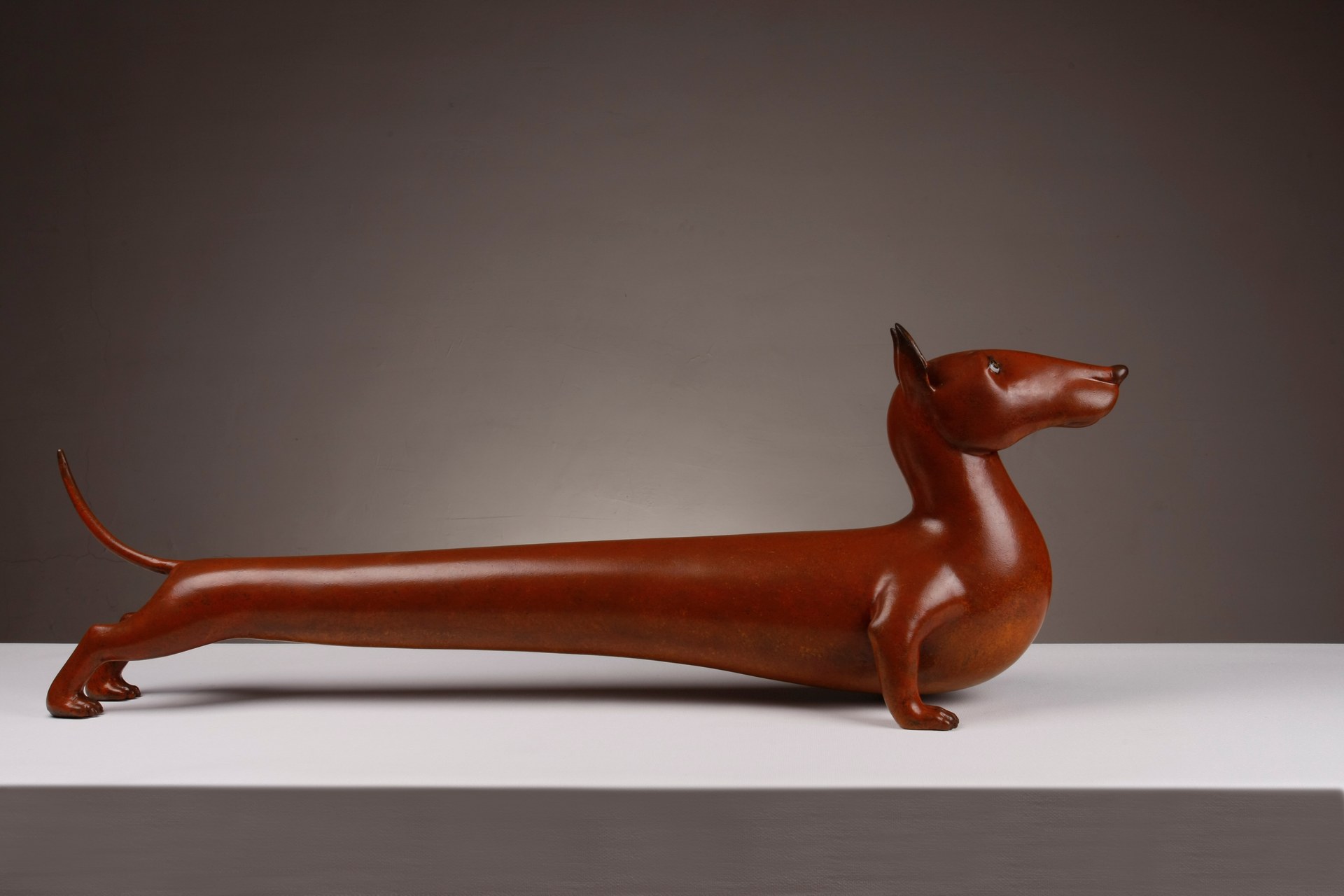 Entre dos líneas · Sonido, 2016, bronce patinado, 34 × 19 × 98 cm (13,4 × 7,5 × 38,6 pulgadas).