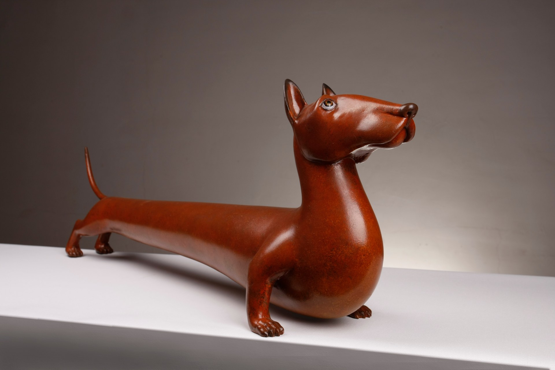 Entre dos líneas · Sonido, 2016, bronce patinado, 34 × 19 × 98 cm (13,4 × 7,5 × 38,6 pulgadas).