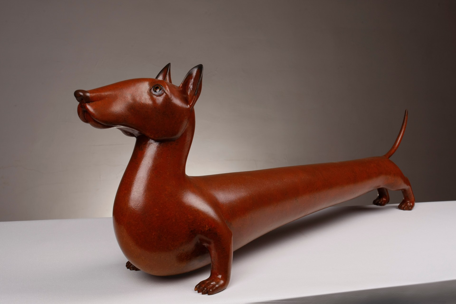 2016년 착색 청동 조각, 34 × 19 × 98 cm(13.4 × 7.5 × 38.6인치).
