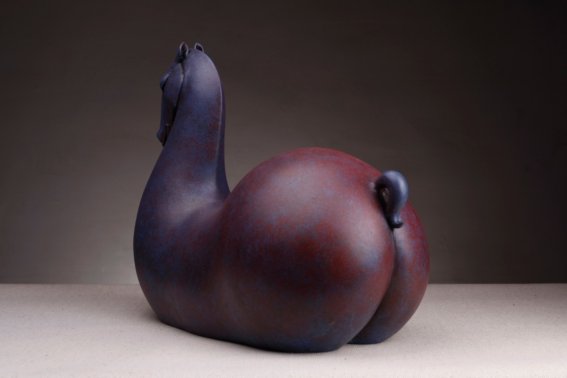 منحوتة من الراتنج متعدد الألوان، 2016، 30 × 28 × 37 سم.