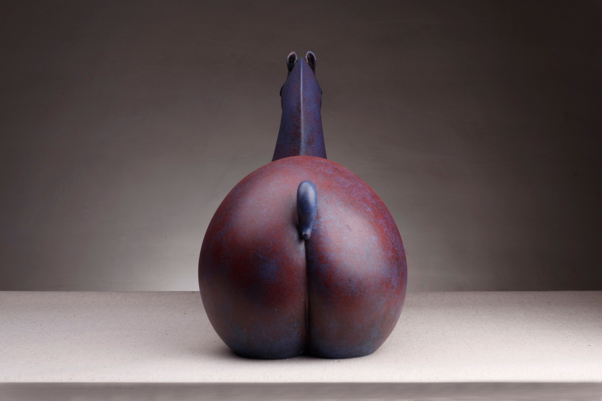 منحوتة من الراتنج متعدد الألوان، 2016، 30 × 28 × 37 سم.