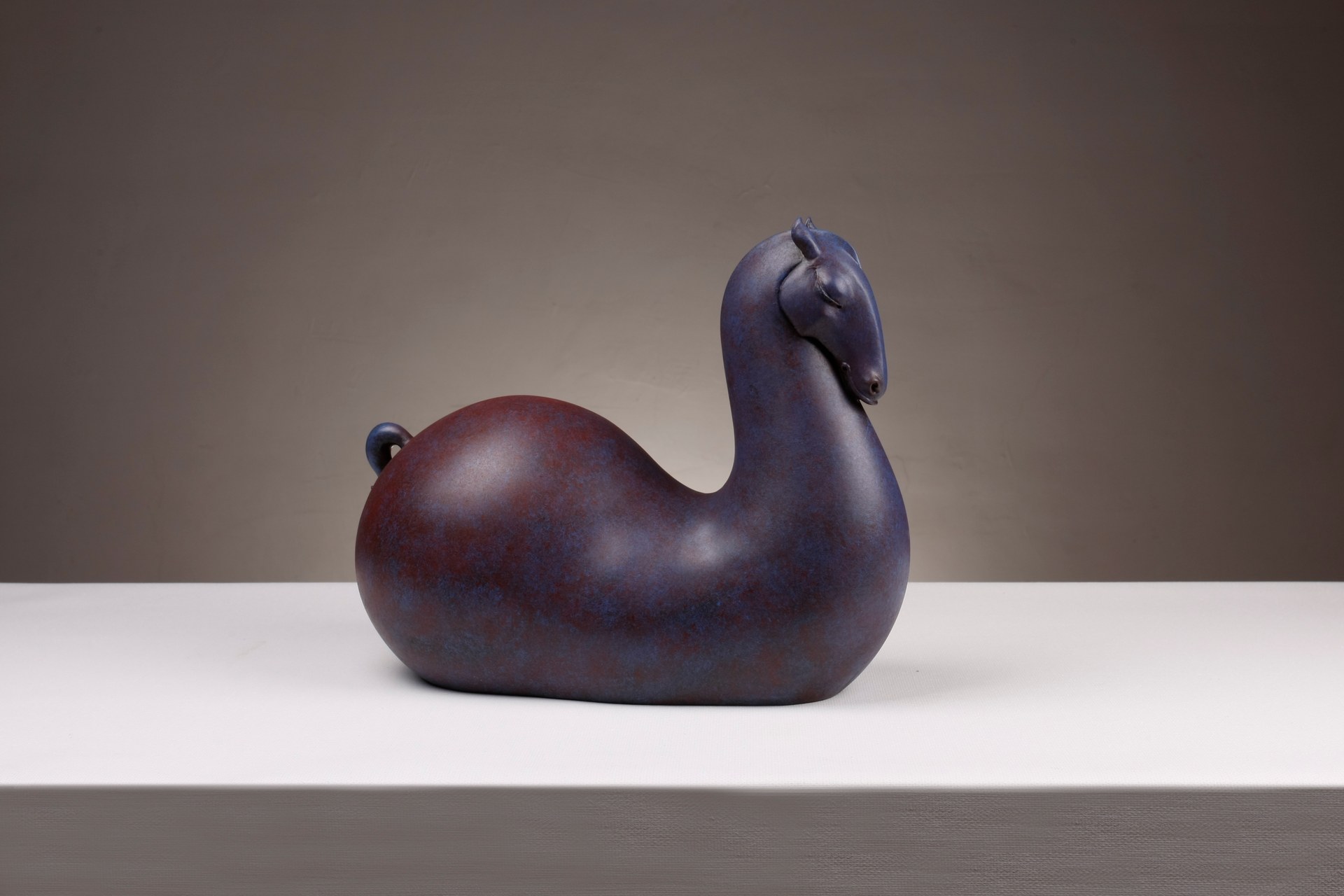 منحوتة من الراتنج متعدد الألوان، 2016، 30 × 28 × 37 سم.