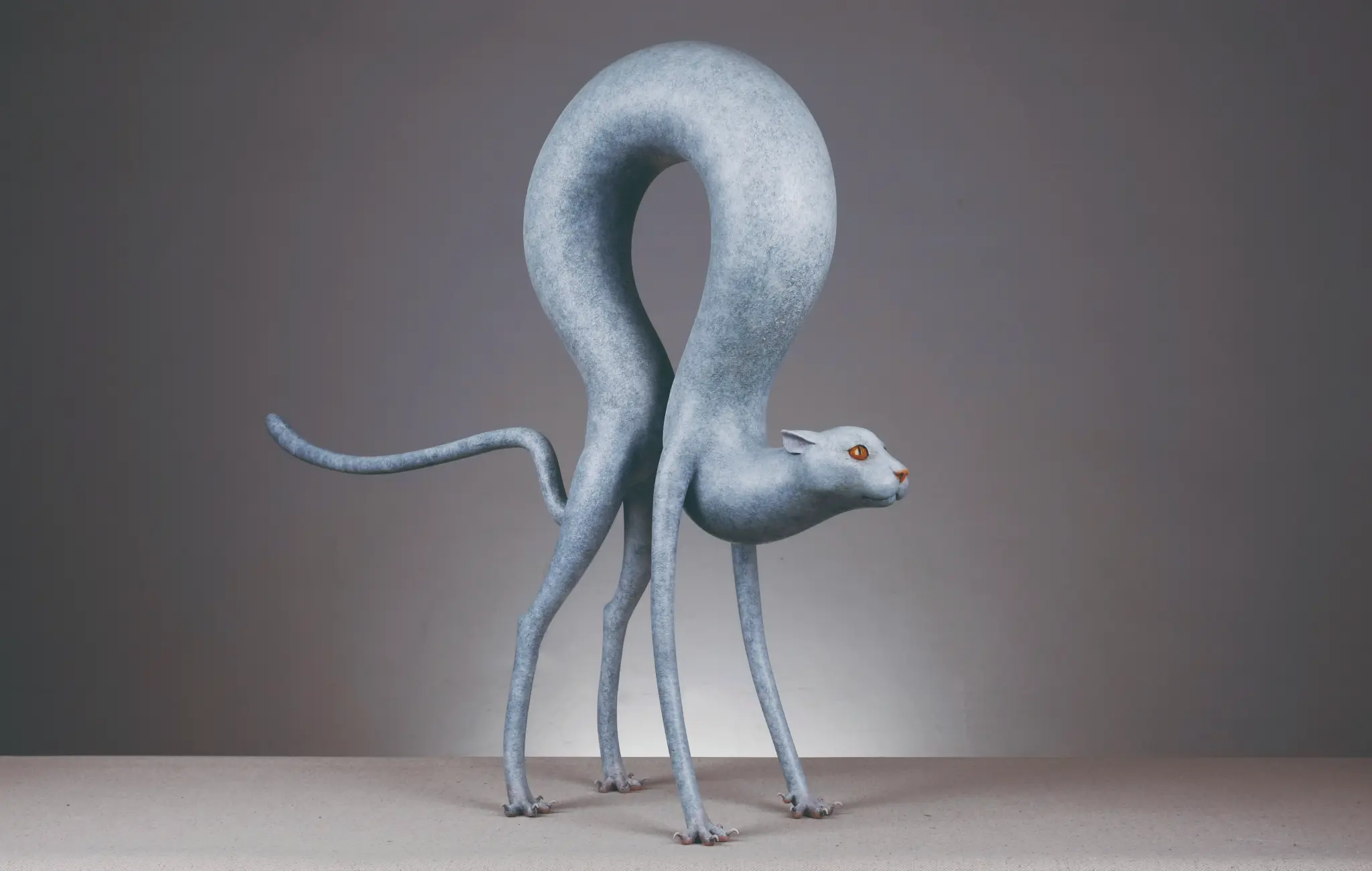2016년 조각, 다채색 레진, 70 × 21 × 85 cm(27.6 × 8.3 × 33.5인치).