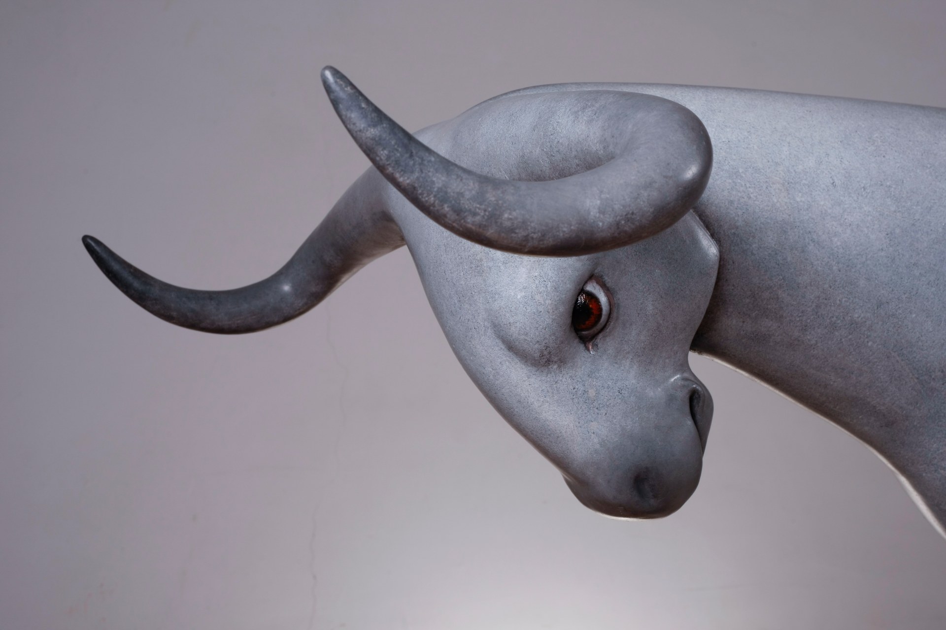 عمل نحتي من البرونز بعنوان «بين خطّين · اندفاع» (2016)، بأبعاد 78 × 58 × 300 سم.