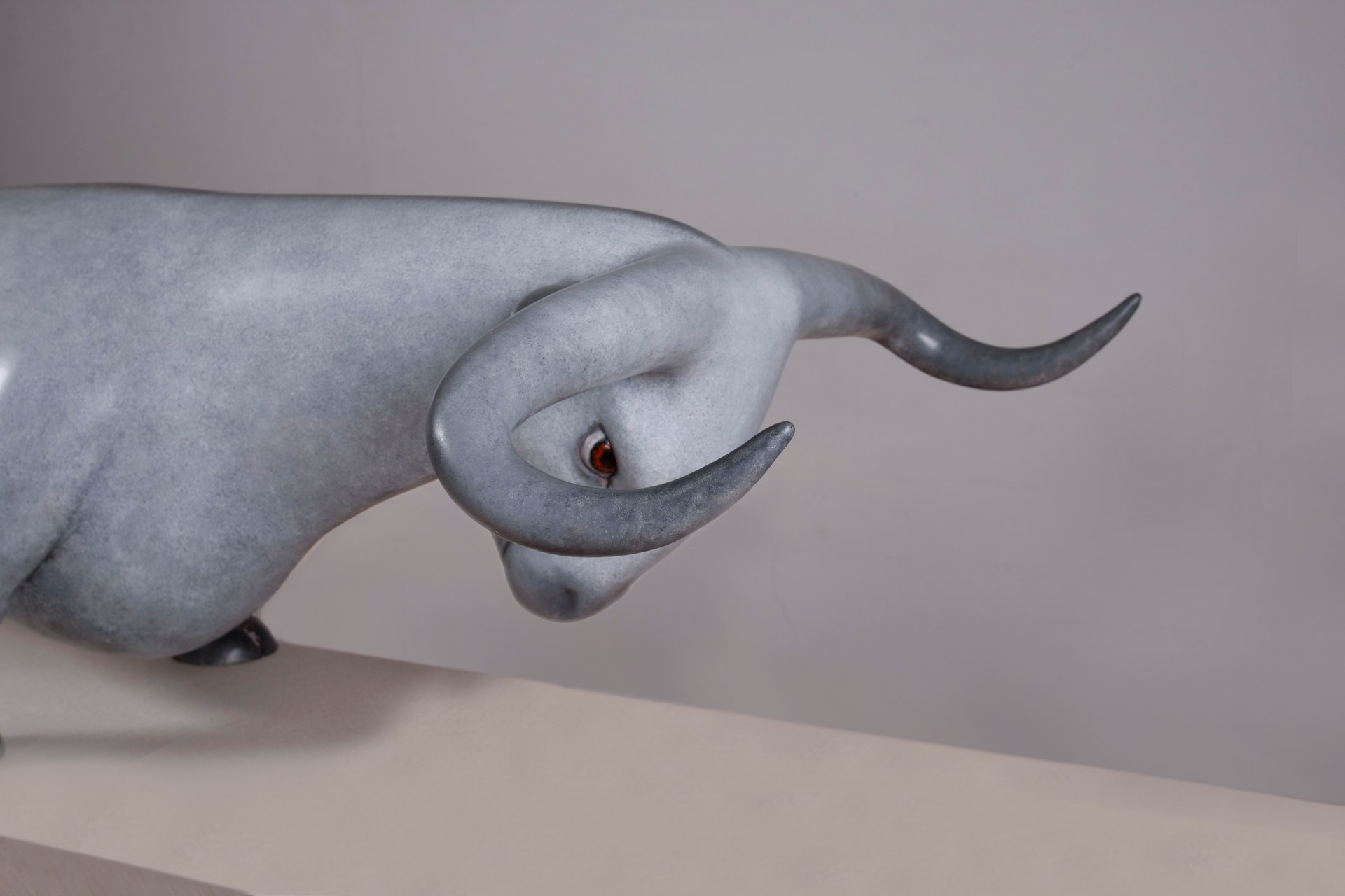 عمل نحتي من البرونز بعنوان «بين خطّين · اندفاع» (2016)، بأبعاد 78 × 58 × 300 سم.