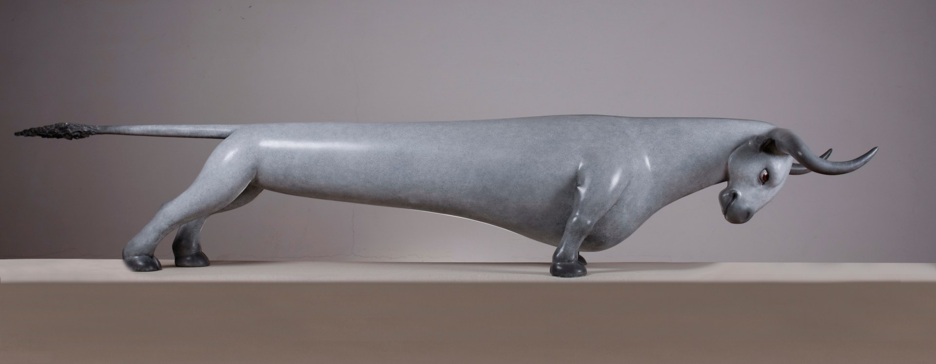 عمل نحتي من البرونز بعنوان «بين خطّين · اندفاع» (2016)، بأبعاد 78 × 58 × 300 سم.