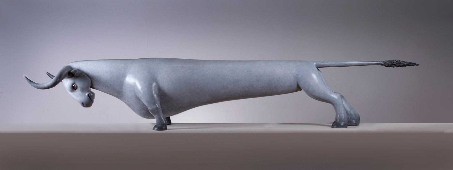 Fang Xu의 2016년 청동 조각 《두 선 사이 · 쇄도》. 크기 78 × 58 × 300 cm.