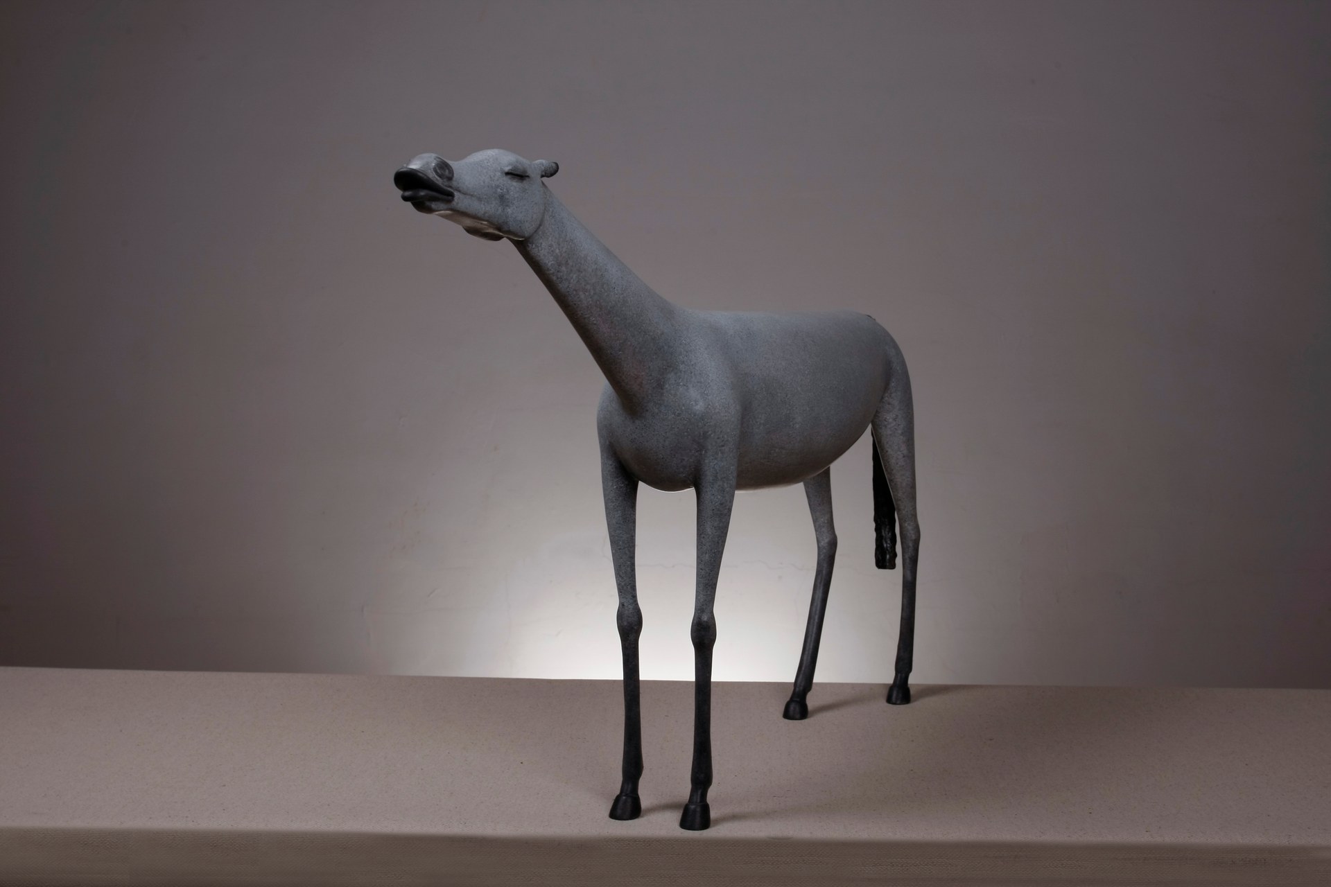 Skulptur von Fang Xu, 2016, Bronze, farbig patiniert, 50 × 13 × 84 cm.