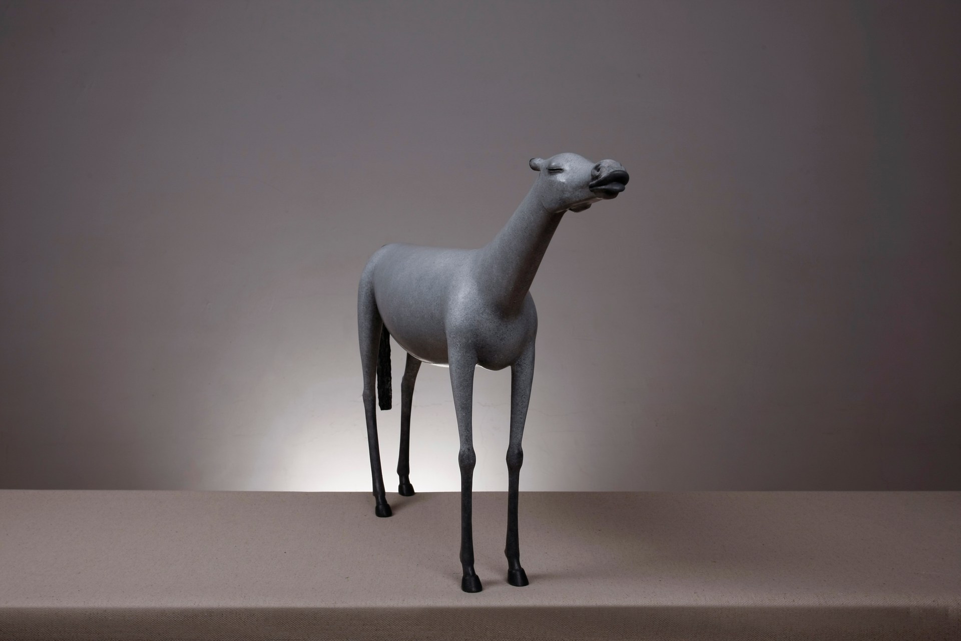 Skulptur von Fang Xu, 2016, Bronze, farbig patiniert, 50 × 13 × 84 cm.