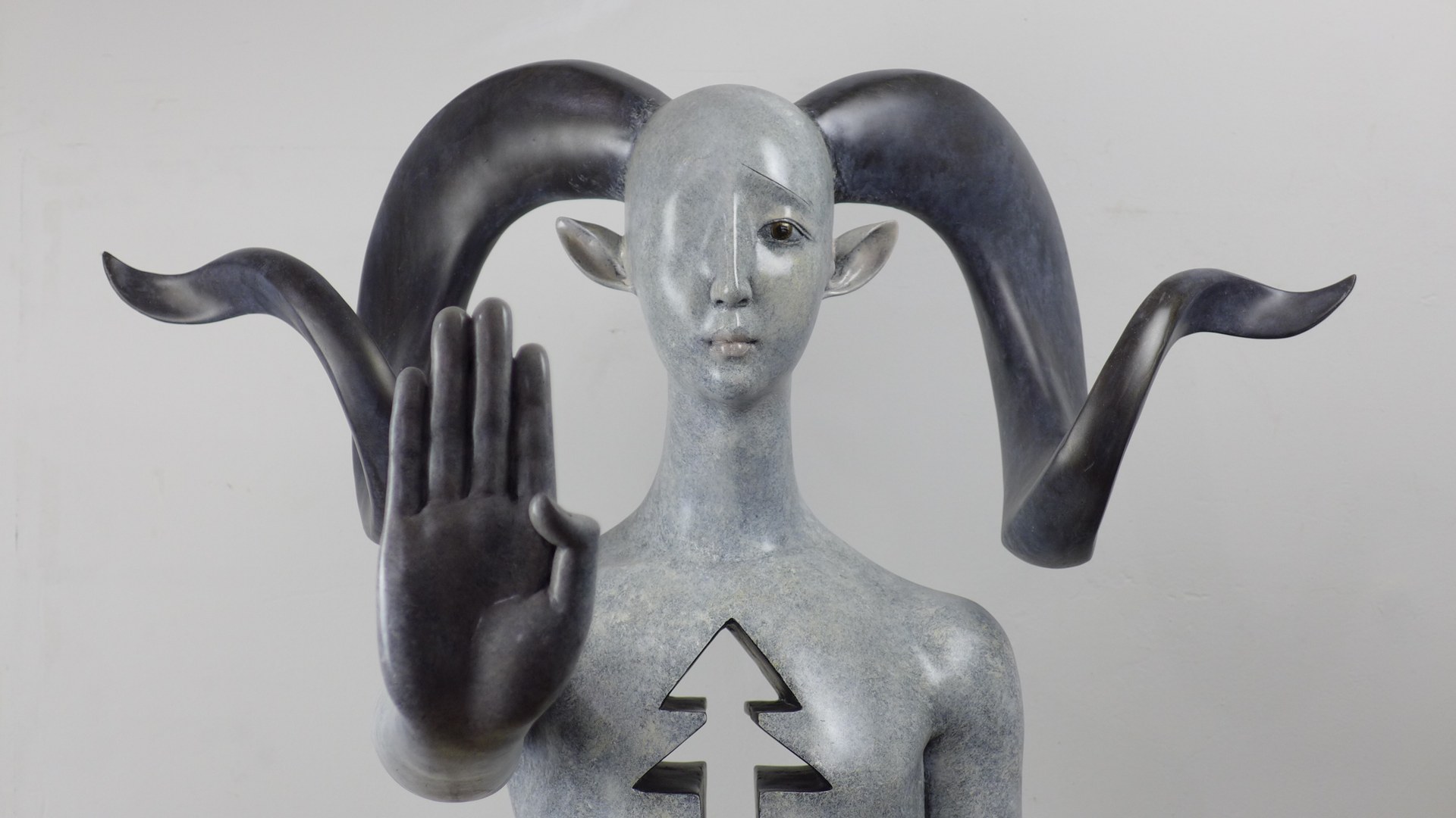 منحوتة لفانغ شو، 2015، من البرونز بزنجار كيميائي، 78 × 72 × 80 سم (30.7 × 28.3 × 31.5 بوصة).