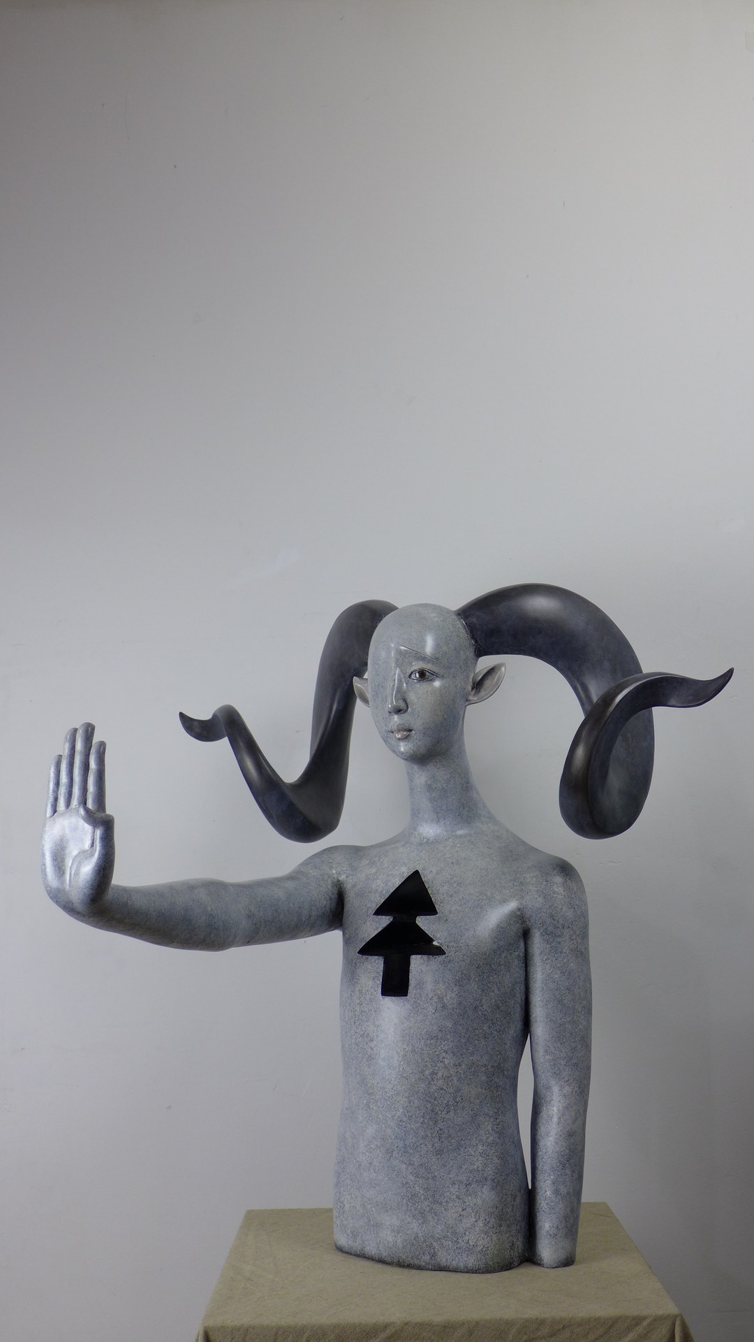منحوتة لفانغ شو، 2015، من البرونز بزنجار كيميائي، 78 × 72 × 80 سم (30.7 × 28.3 × 31.5 بوصة).