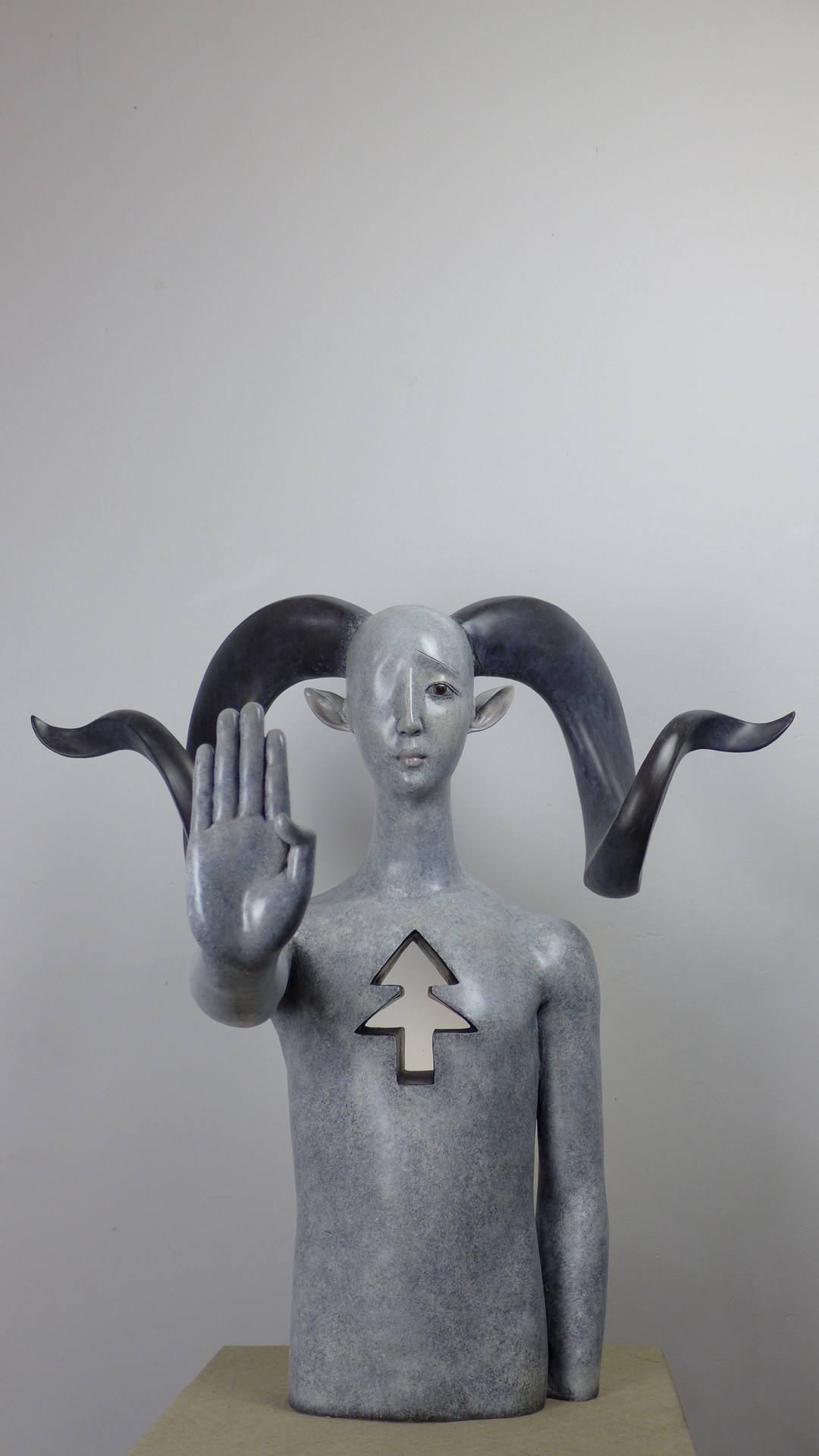 화학 착색 청동으로 제작된 Fang Xu의 2015년 조각 《마음속의 초원》. 크기는 78 × 72 × 80 cm이다.