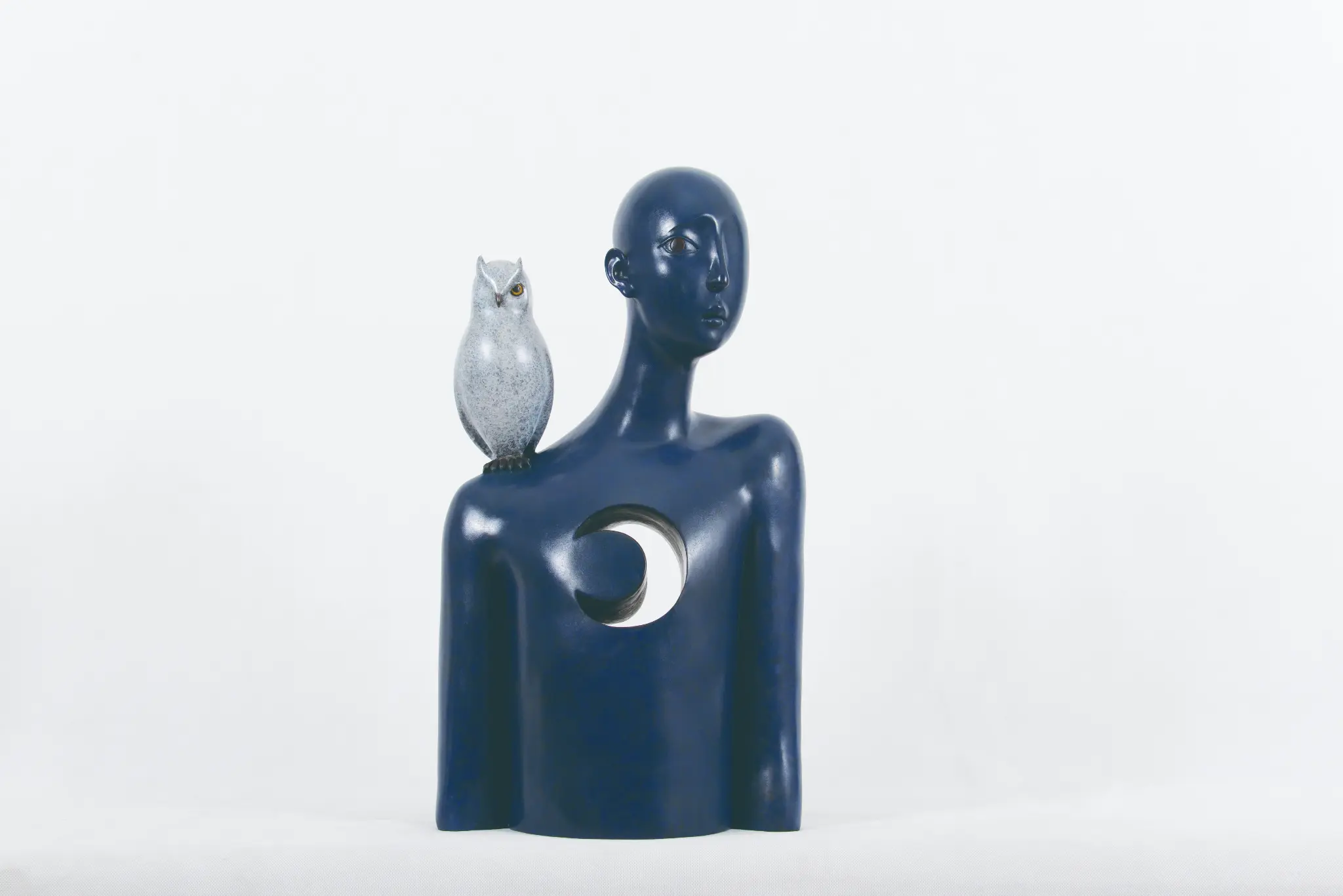 Fang Xu의 2015년 청동 조각 《이 순간 달이 밝다》. 크기 34 × 20 × 62 cm.