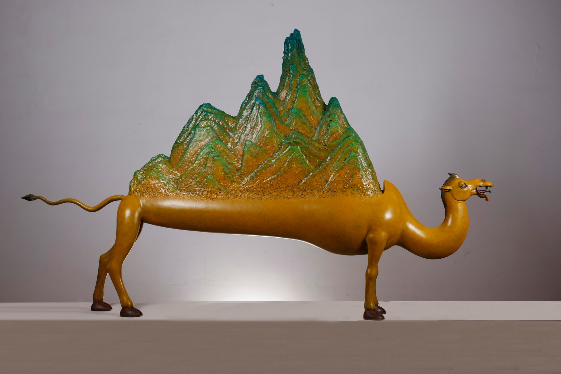 منحوتة لفانغ شو، 2015، من البرونز الملوّن، 160 × 30 × 260 سم (63.0 × 11.8 × 102.4 بوصة).