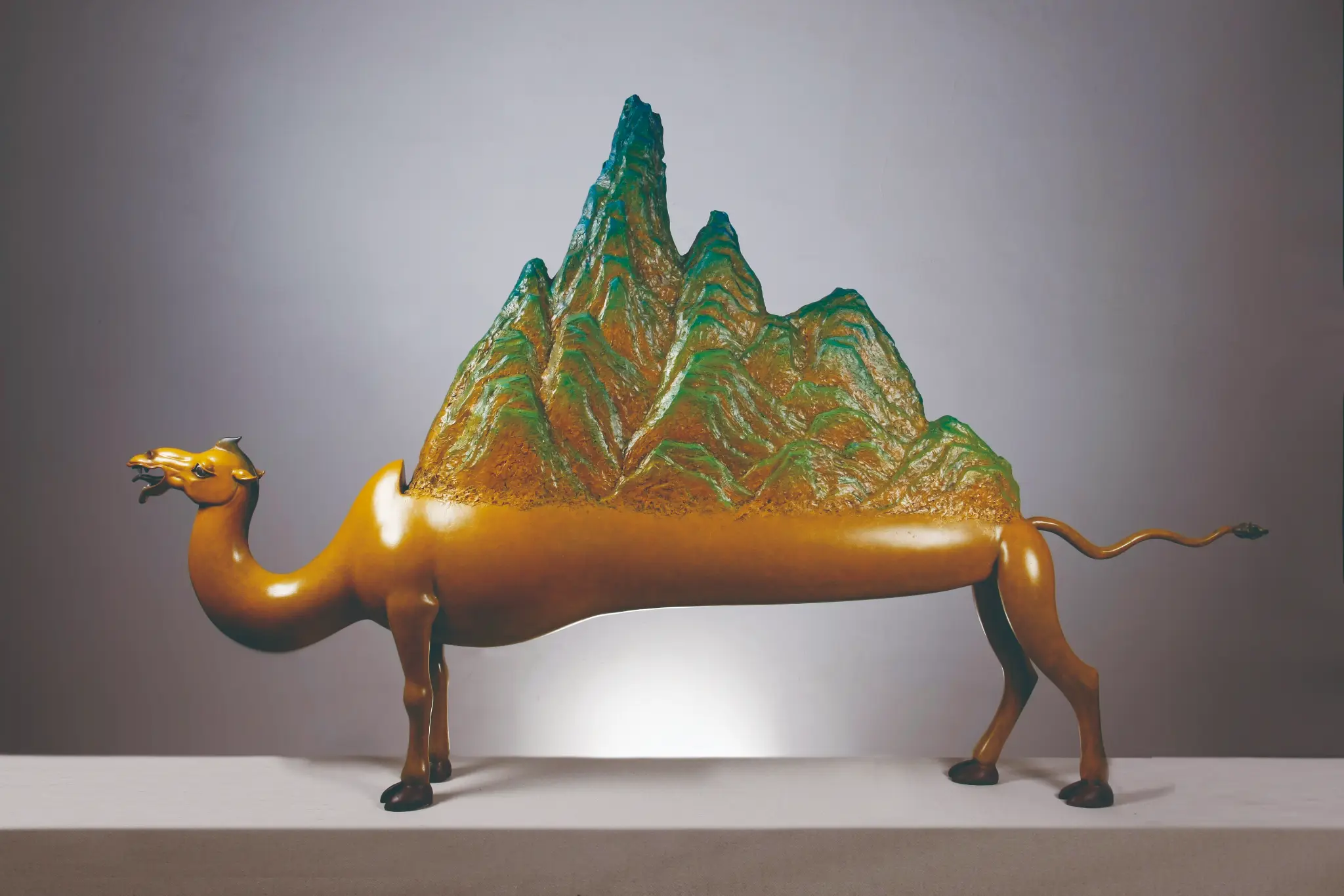 Fang Xu의 2015년 조각 《Landscape Slow No.1》. 착색 청동, 160 × 30 × 260 cm(63.0 × 11.8 × 102.4 inch).