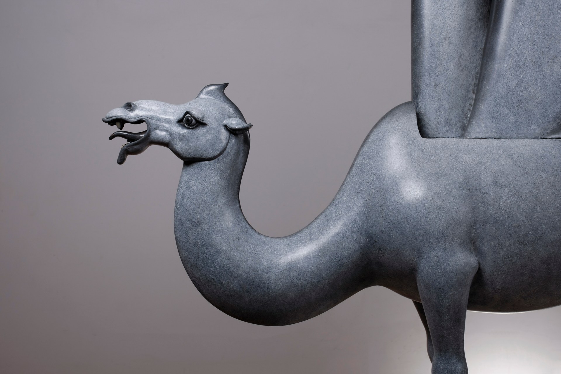 منحوتة لفانغ شو، 2015، من الراتنج المطلي بألوان متعددة، 147 × 30 × 260 سم (57.9 × 11.8 × 102.4 بوصة).