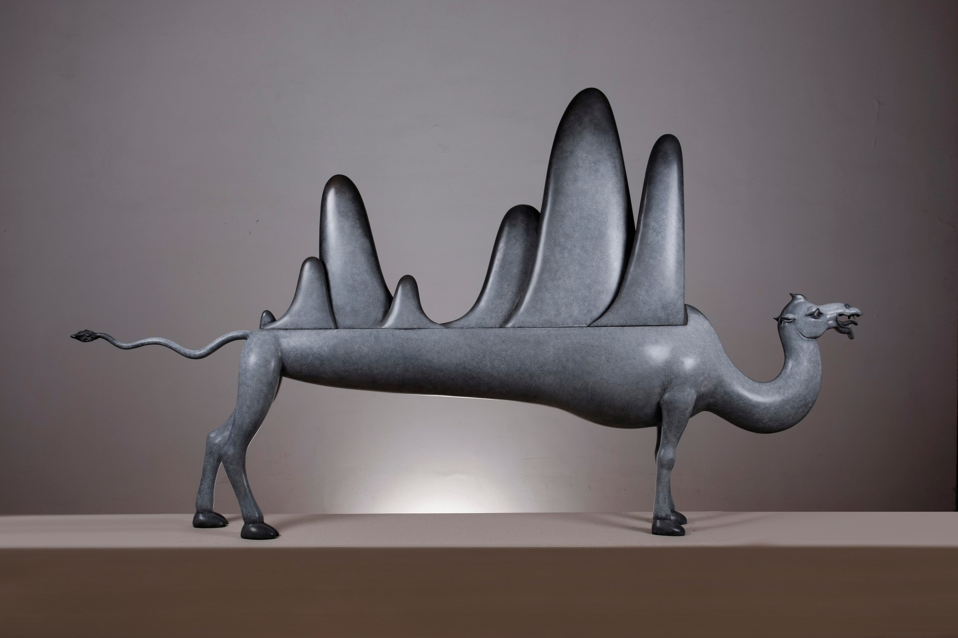 منحوتة لفانغ شو، 2015، من الراتنج المطلي بألوان متعددة، 147 × 30 × 260 سم (57.9 × 11.8 × 102.4 بوصة).