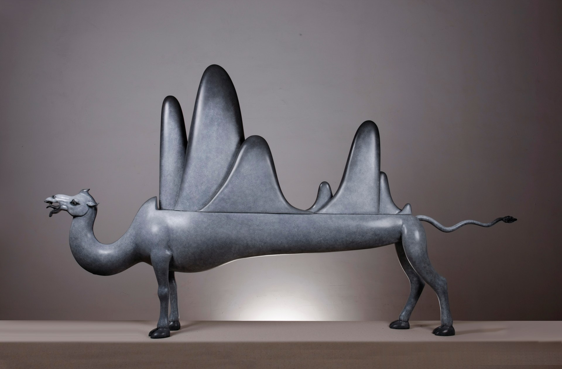 منحوتة لفانغ شو، 2015، من الراتنج المطلي بألوان متعددة، 147 × 30 × 260 سم (57.9 × 11.8 × 102.4 بوصة).