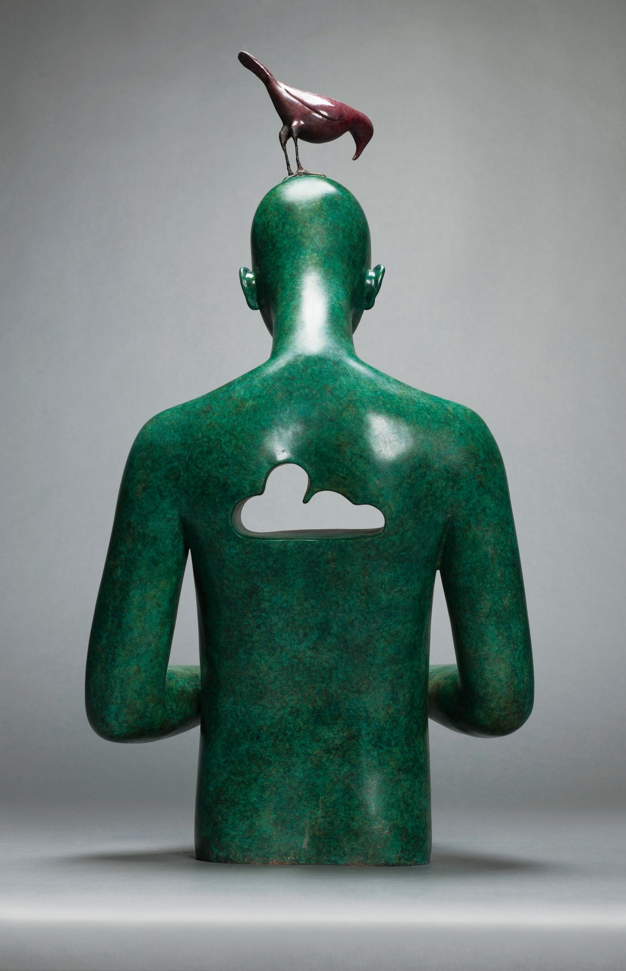 منحوتة «الفراغ · السعي» للفنان Fang Xu، من البرونز بزنجار كيميائي، مؤرخة عام 2013، وأبعادها 66 × 45 × 42 سم.