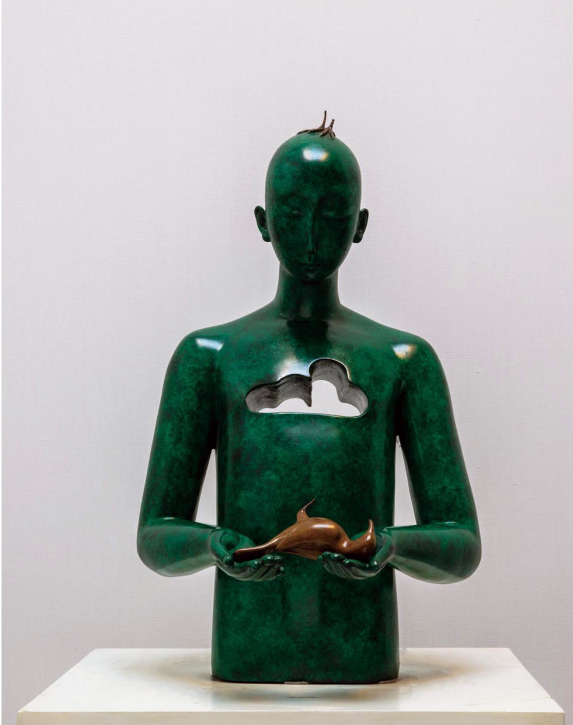 منحوتة «الفراغ · السعي» للفنان Fang Xu، من البرونز بزنجار كيميائي، مؤرخة عام 2013، وأبعادها 66 × 45 × 42 سم.